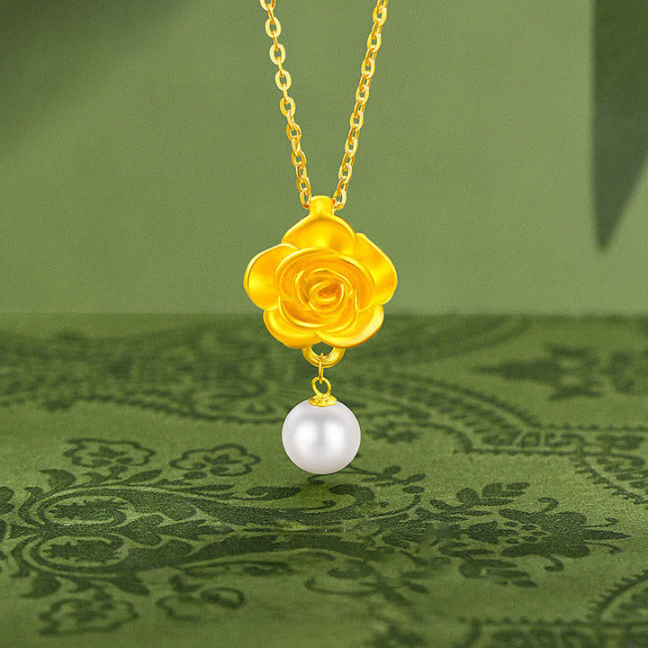 Goldene Rosen Kette mit Perle an grünem Hintergrund
