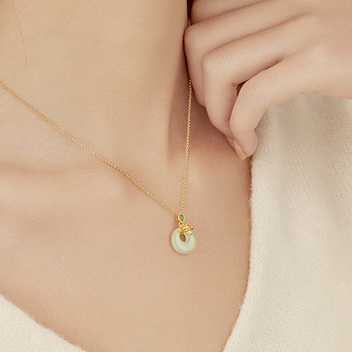 Hetian-Jade Lotus Kette 925er Silber Vergoldet am Hals getragen