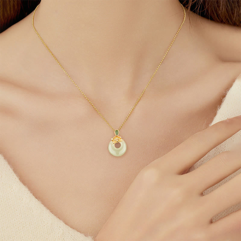Hetian-Jade Lotus Kette 925er Silber Vergoldet am Hals getragen Glücksbringer