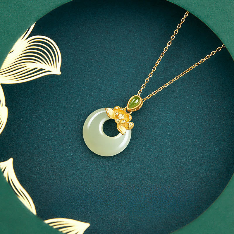 Hetian-Jade Kette Lotus-Anhänger goldene Fassung eleganter Stein