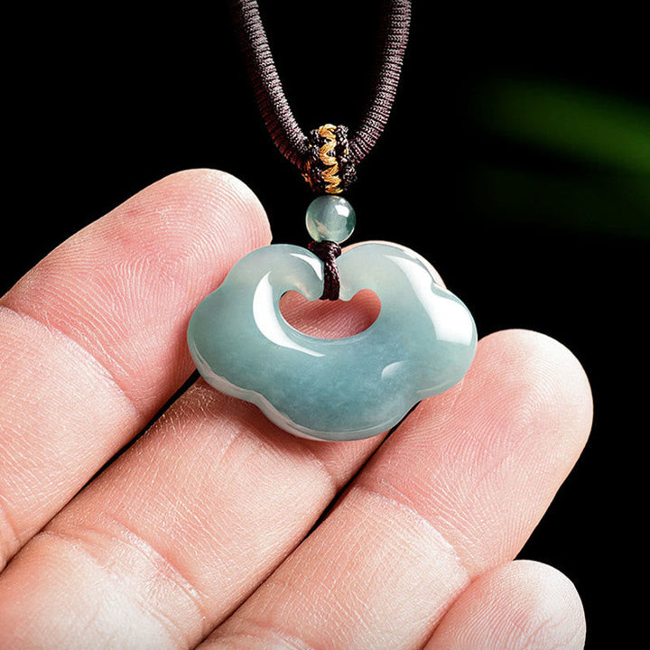 Jade Kette Ruyi Glückszeichen – Glück hellgrüner Anhänger in Hand