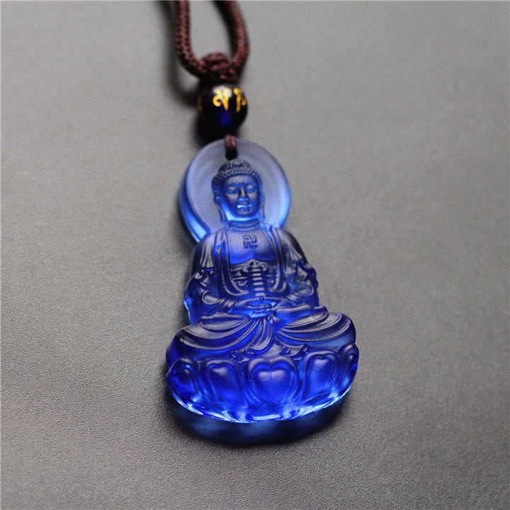 Blauer Liuli-Kristall Medizin-Buddha Anhänger mit Kette auf grauem Hintergrund