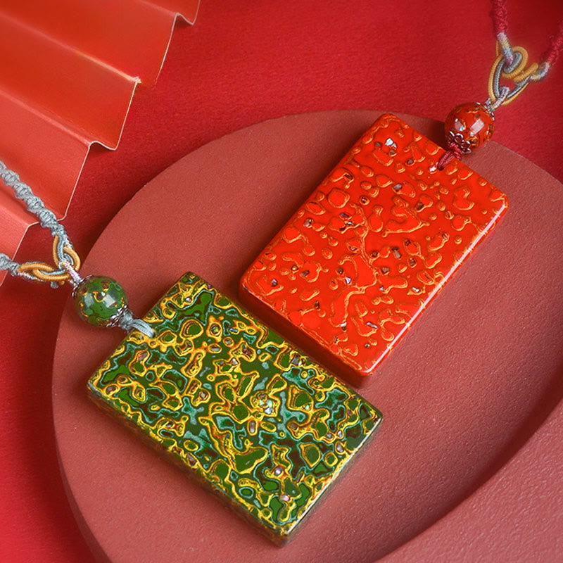 Anhänger Kette mit Sandelholz Buddha Schutz Schnitzerei grün rot