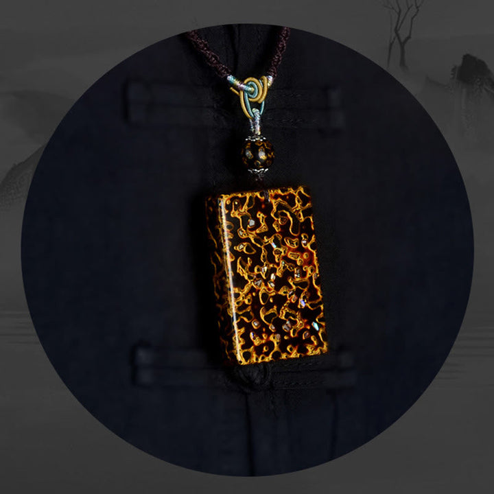 Goldener Anhänger Kette mit feinem Muster Sandelholz Buddha Schutz