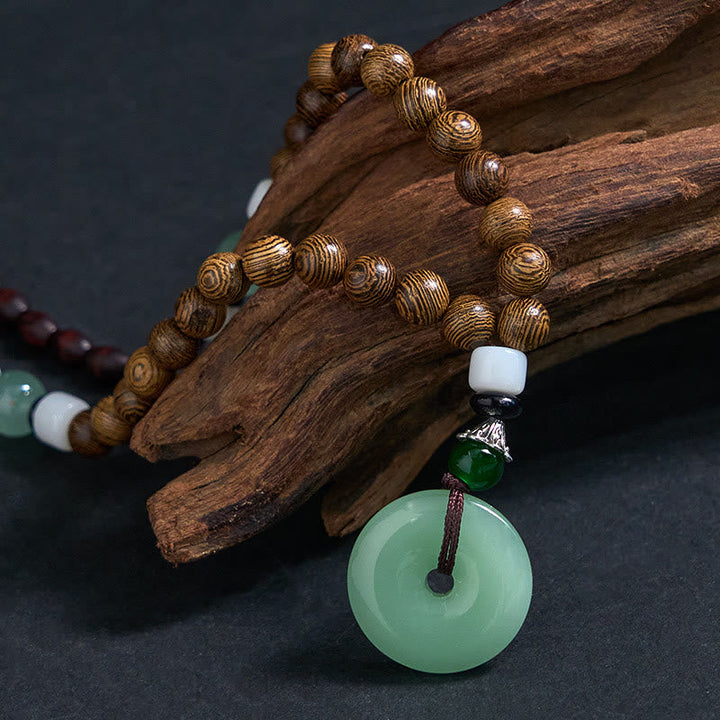 Kette Wenge-Holz Buddha-Schnalle – Frieden mit grünem Jade-Anhänger