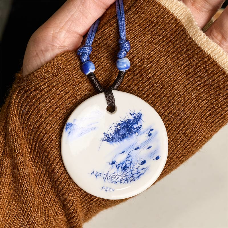 Keramik Kette Lotusbluete Design an Hand getragen Blau Weisheit Erleuchtung