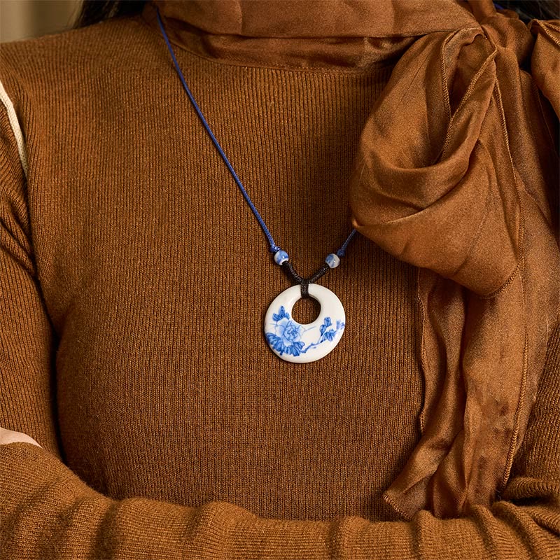 Keramik Kette am Hals mit blauem Anhänger Lotus Erleuchtung Weisheit