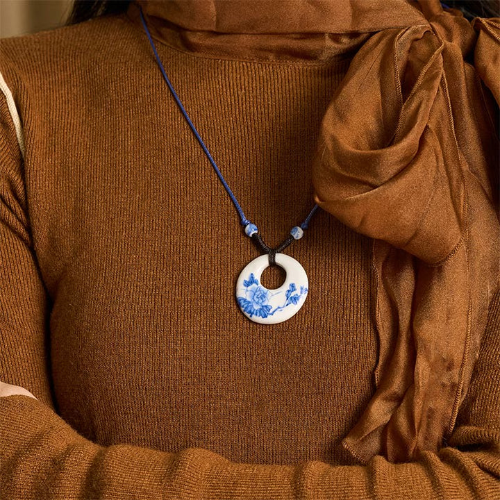 Keramik Kette am Hals mit blauem Anhänger Lotus Erleuchtung Weisheit