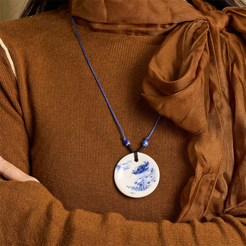 Keramik Kette mit Lotusbluete Erleuchtung Weisheit weißer Anhänger getragen