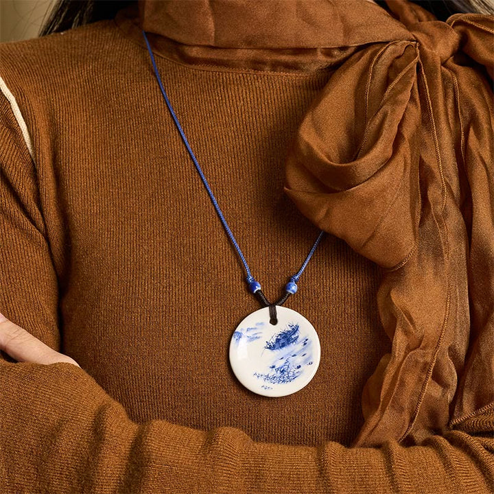 Keramik Kette mit Lotusbluete Erleuchtung Weisheit weißer Anhänger getragen