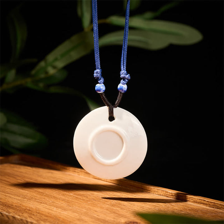 Keramik Kette Lotusbluete Symbol Erleuchtung Weisheit weißer Anhänger blaues Band