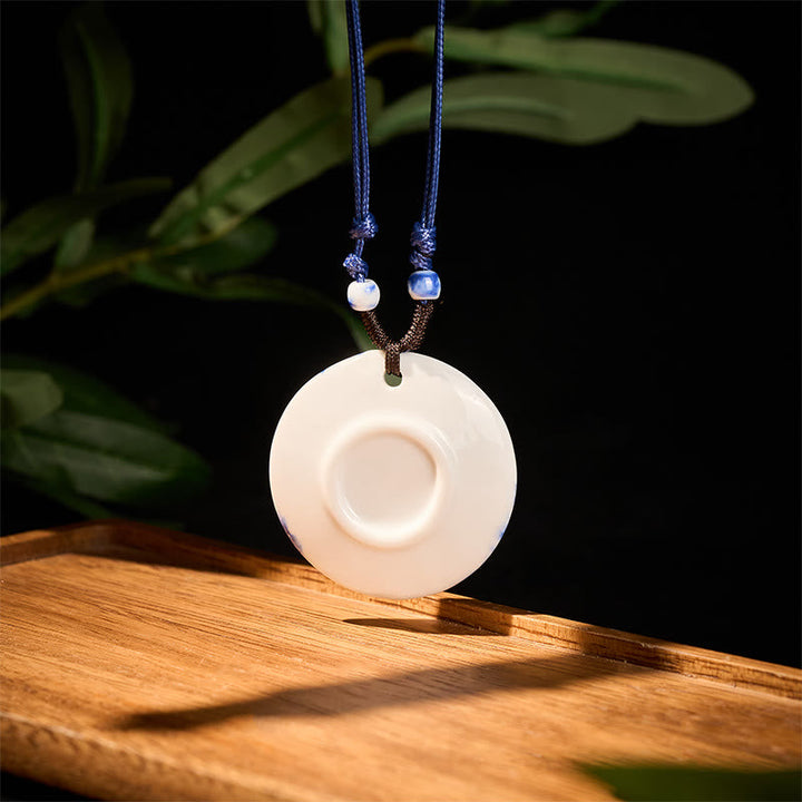 Weiße Keramik Kette Lotusbluete Anhänger Erleuchtung Weisheit Symbol