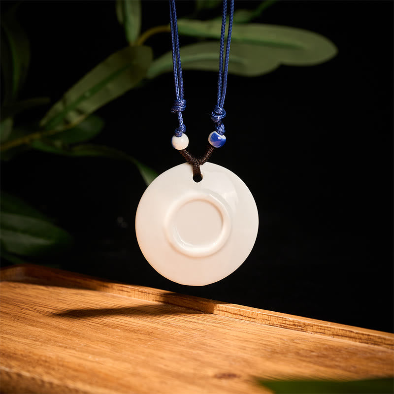 Weiße Keramik Kette Spiraldesign Lotusbluete Erleuchtung Weisheit Meditationsanhänger