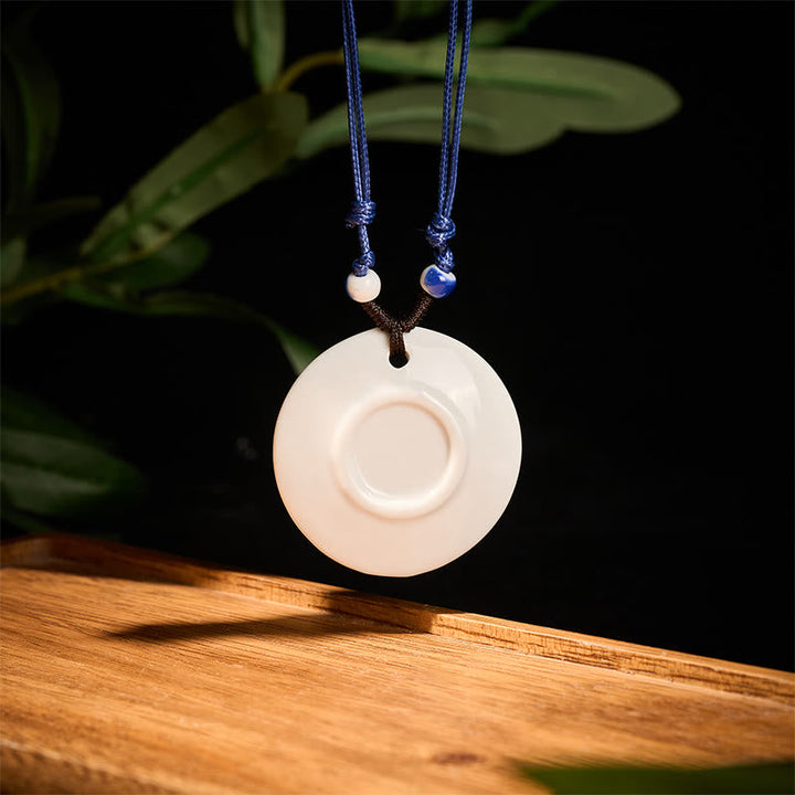 Weiße Keramik Kette Spiraldesign Lotusbluete Erleuchtung Weisheit Meditationsanhänger