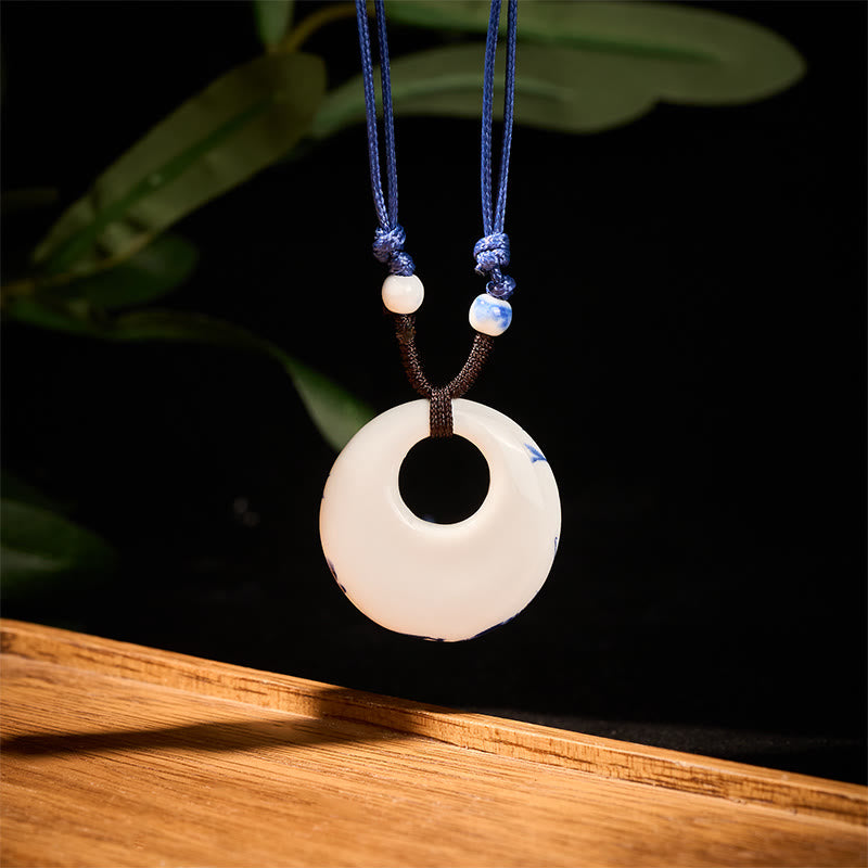 Weiße Keramik Kette Lotusbluete Erleuchtung Weisheit Anhänger blau Schnur