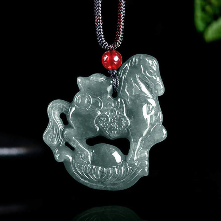 Jade Pferd Anhänger Kette Naturstein grün mit roter Perle