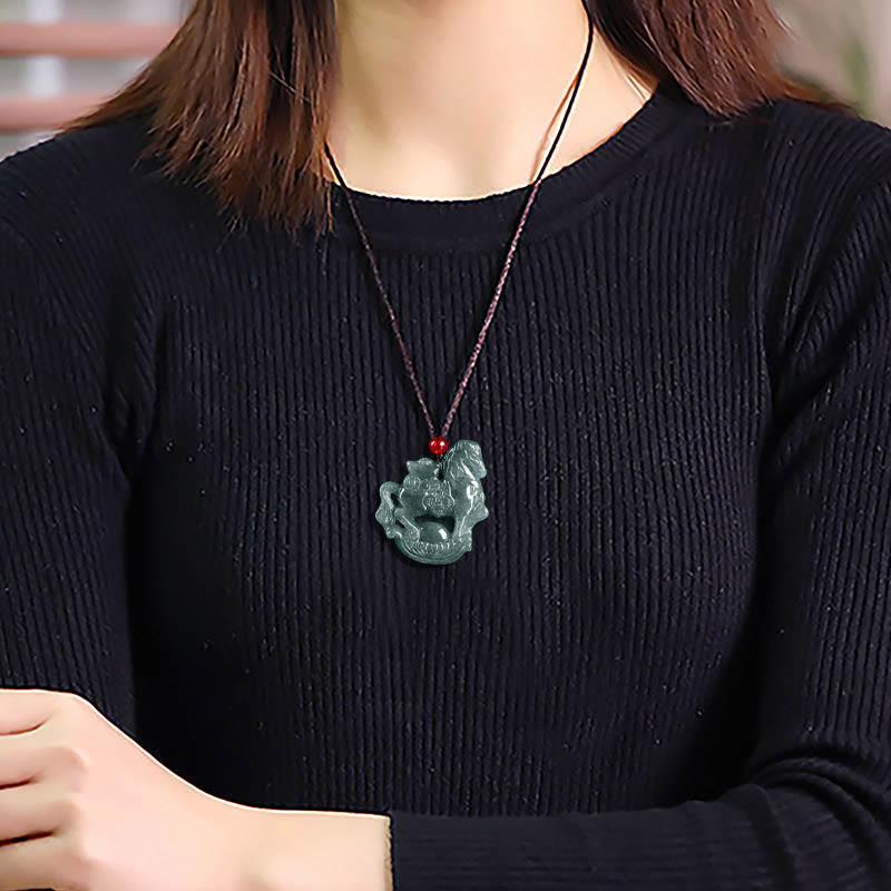 Grüne Jade Anhänger Kette elegant am Hals getragen schwarzer Naturstein