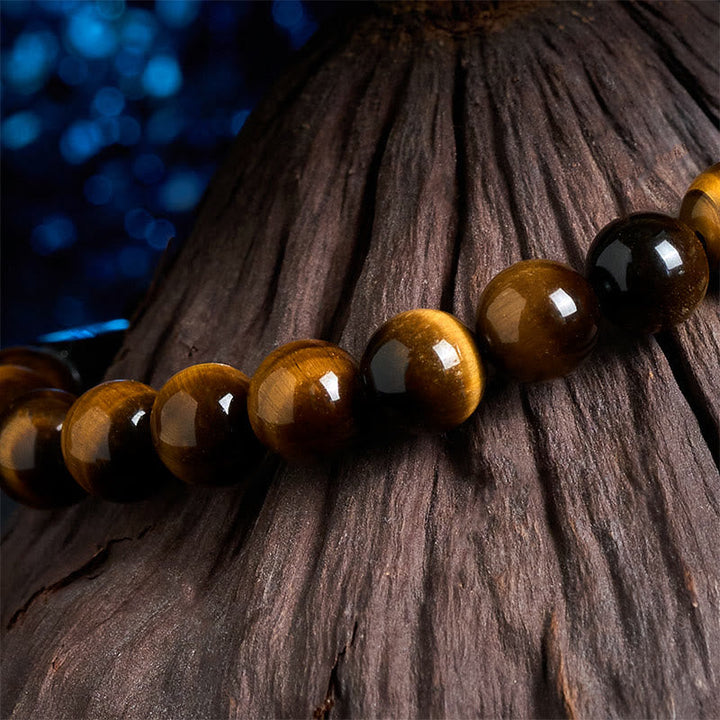 Armband Tigerauge – Energie polierter Naturstein Perlen Holz Untergrund