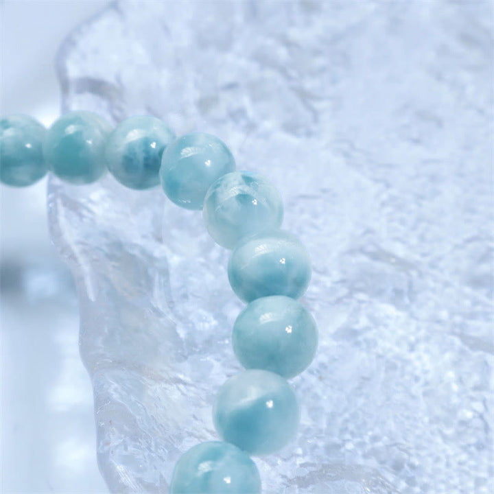 Armband Larimar Weisheit Selbstvertrauen türkise Perlen Spitzenuntergrund elegant.