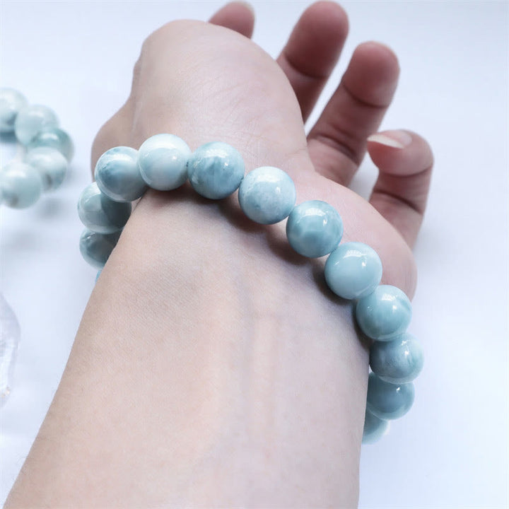 Larimar Armband am Handgelenk, hellblaue Naturstein Perlen Weisheit Selbstvertrauen