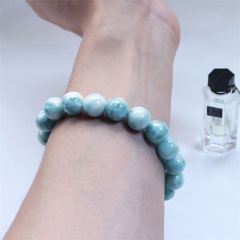 Armband Larimar Weisheit Selbstvertrauen blaugrüne Perlen Handgelenk getragen