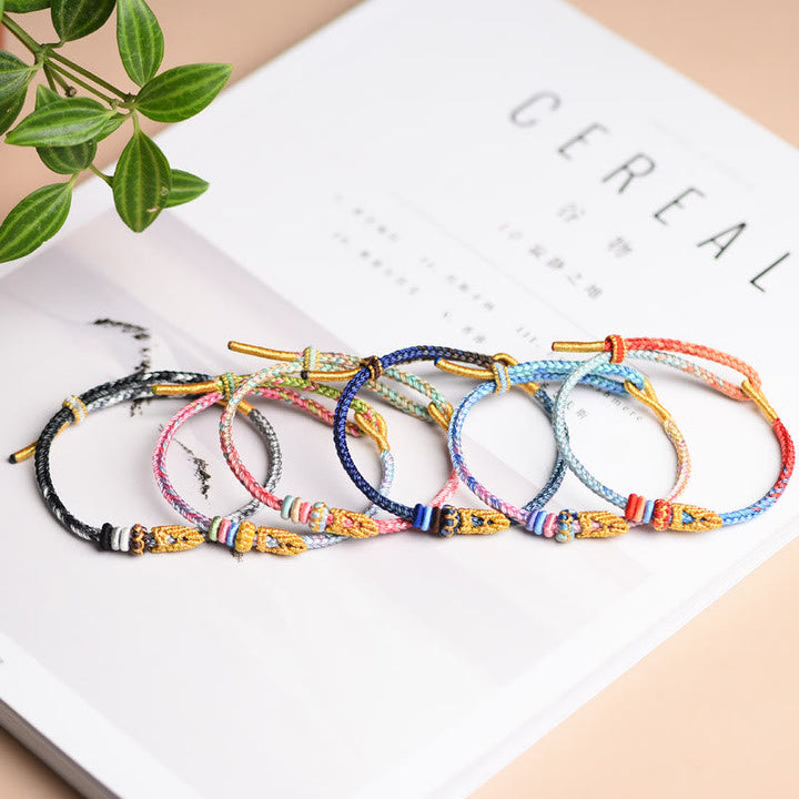 Bunte geflochtene Armbänder mit Friedensknoten Flachlage Naturmaterial Armband Geflochten Friedensknoten – Schutz & Glück