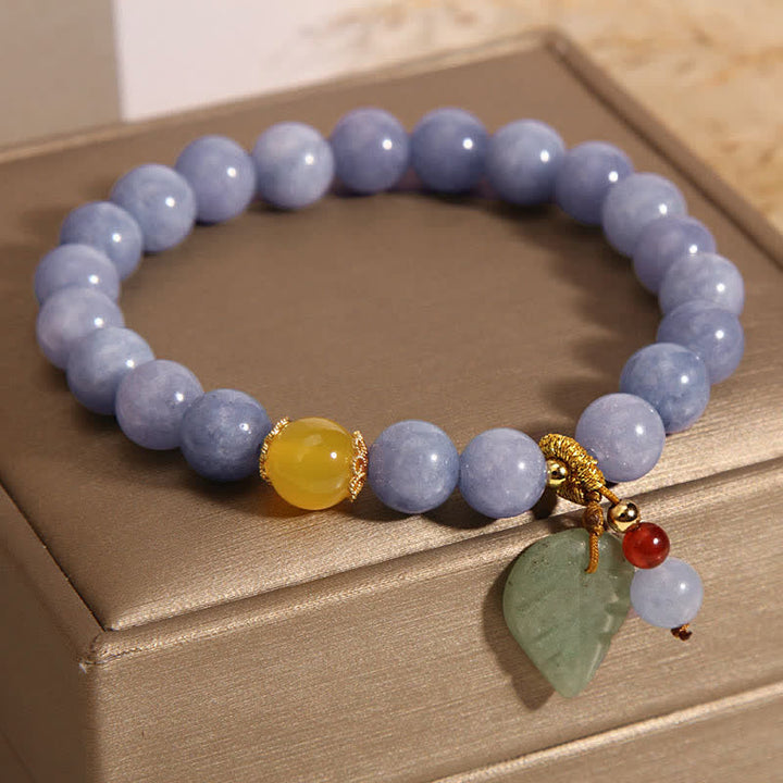 Armband Aquamarin Jade – Heilung mit goldenen Accessoires elegant präsentiert