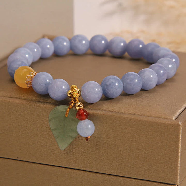 Armband Aquamarin Jade – Heilung mit goldenen Akzenten und Anhängern.