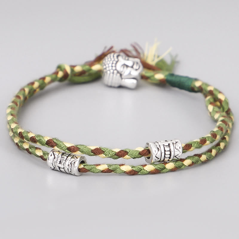 Grünes Armband Head Gelassenheit mit silbernen Perlen am Handgelenk