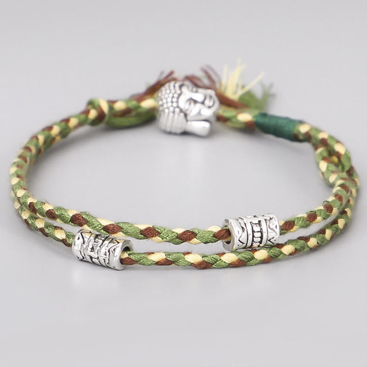 Grünes Armband Head Gelassenheit mit silbernen Perlen am Handgelenk