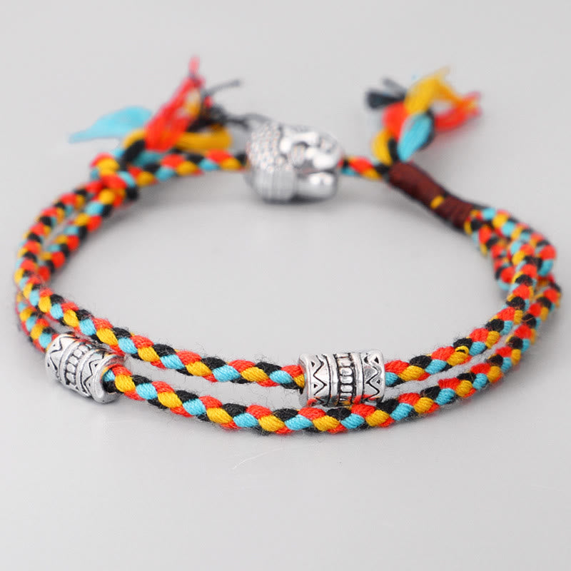 Buntes Armband mit Geflecht und silbernen Perlen Handgelenk.
