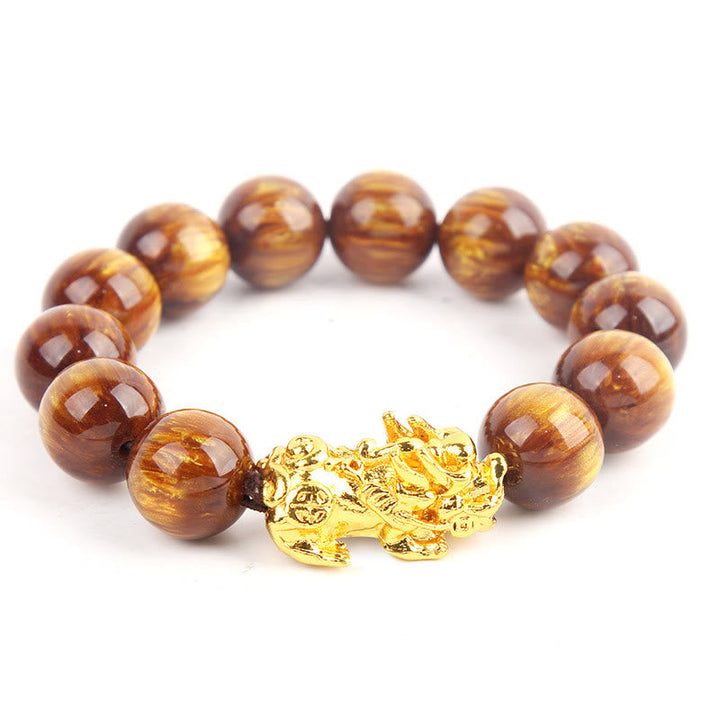 Armband Tigerauge Pixiu Glück braun goldener Verschluss Nahaufnahme Flat Lay