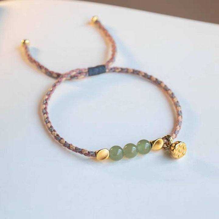 Armband Jade Lotus – Glück mit goldfarbenen Perlen elastisch