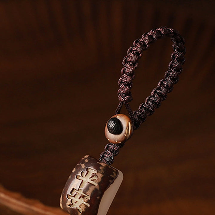 Sandelholz Om Mani Padme Hum Armband mit Schutzstein am Handgelenk getragen.