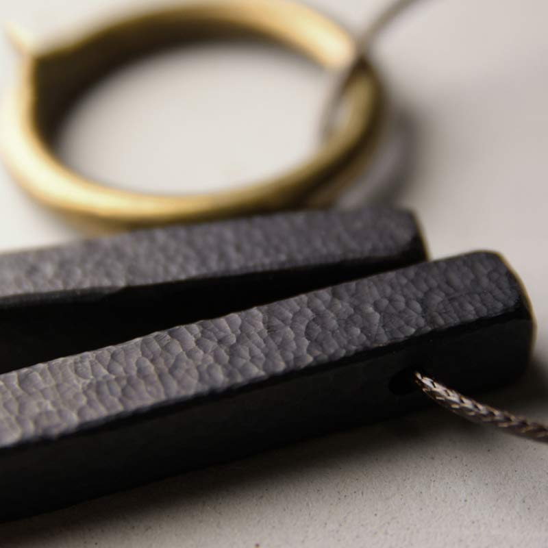 Anhänger Ebenholz Zen Kreis schwarzes Lederband Gold Ring