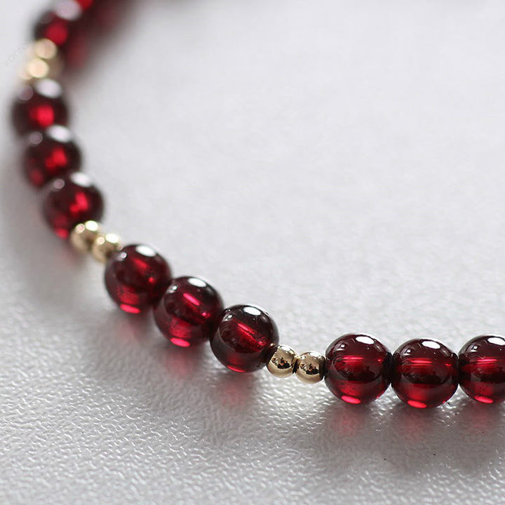 Armband Granat – Ruhe rote Perlen Naturstein Nahaufnahme Flachlage Details