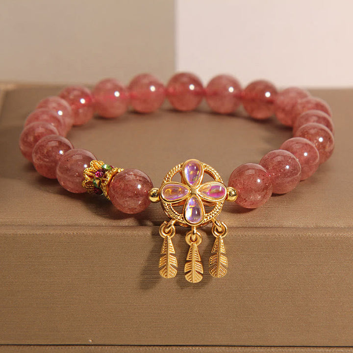 Armband Erdbeerquarz Kleeblatt – Liebe mit goldenen Blattanhängern elegant präsentiert.