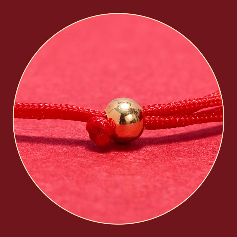 Rotes Armband mit goldenem Perlen-Charm elegantes Accessoire Nahaufnahme