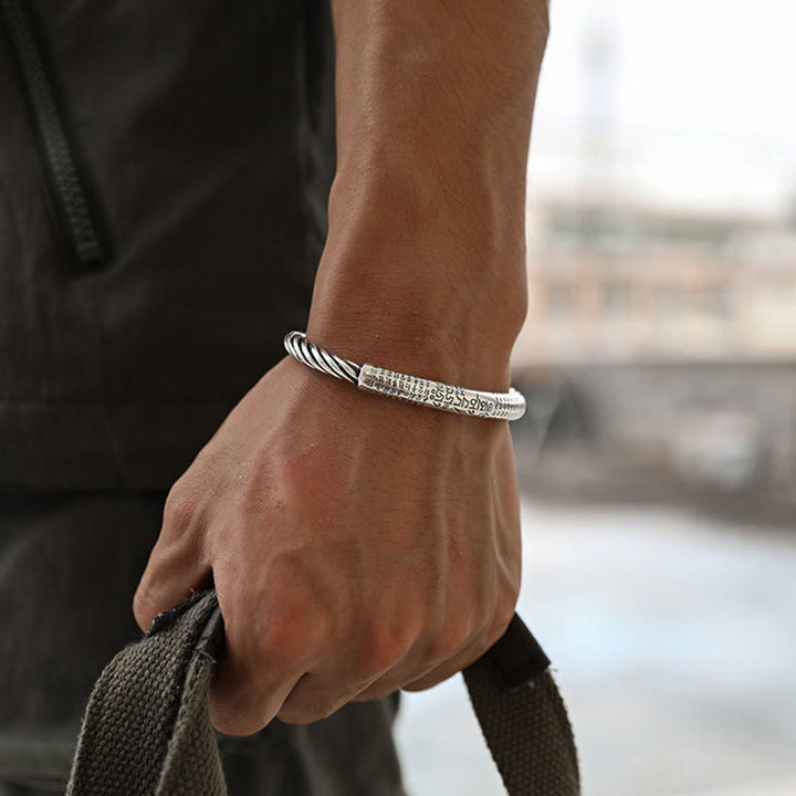 Silbernes Armband Om Mani Padme Hum Herzsutra am Handgelenk getragen elegant