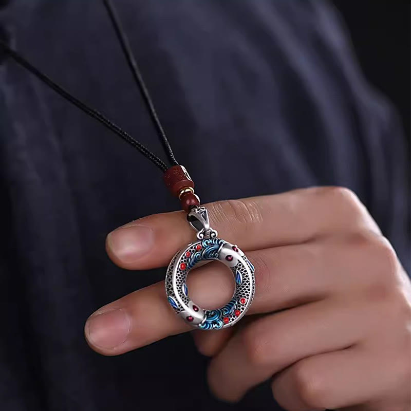 Silberne Koi Kette mit blauem Emaille Anhänger an schwarzer Schnur getragen