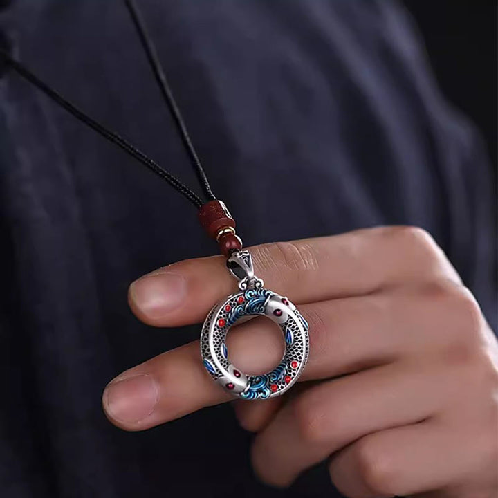 Silberne Koi Kette mit blauem Emaille Anhänger an schwarzer Schnur getragen