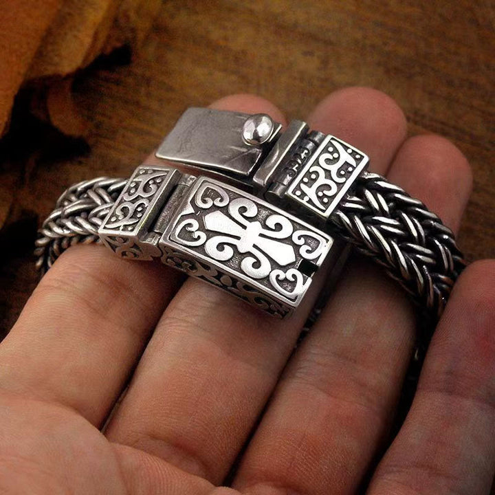 Silbernes Armband – Heilung Harmonie mit ornamentalem Design am Handgelenk.