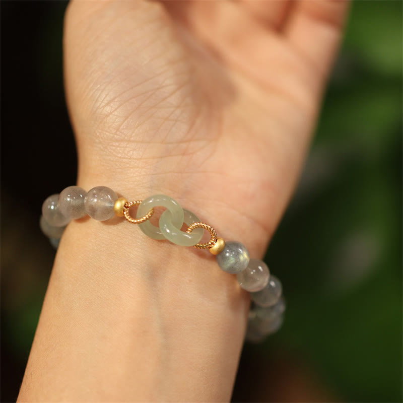 Mondstein Jade Mond Armband am Handgelenk mit goldfarbenen Elementen getragen