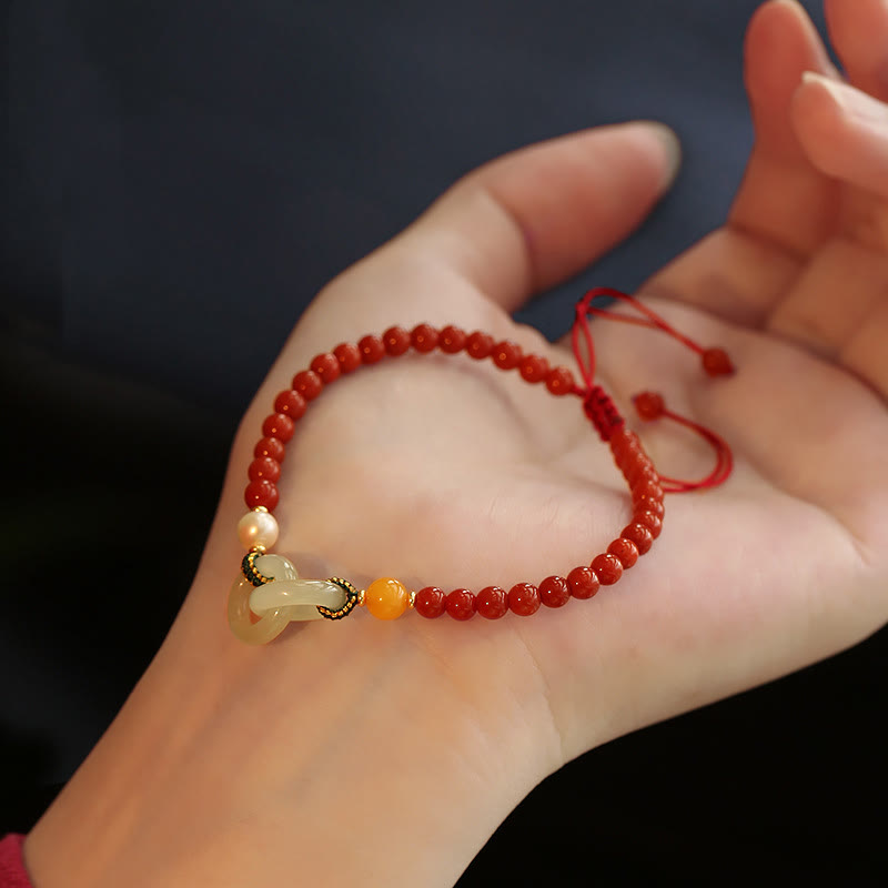 Armband Roter Achat Jade – Frieden am Handgelenk mit roten Perlen getragen