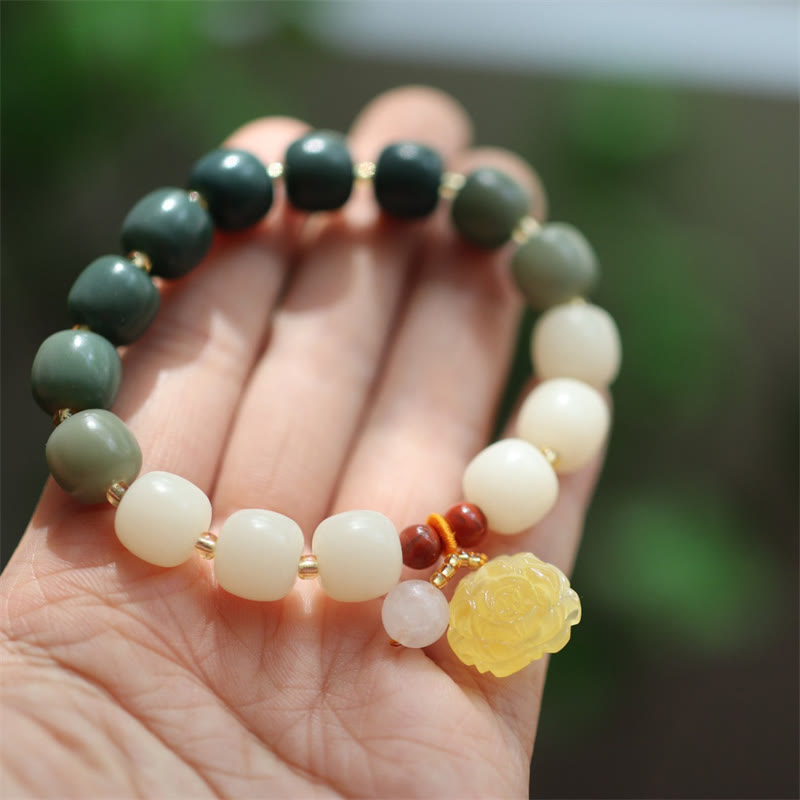 Armband Bodhi Lotus – Frieden Energie mit Natursteinen und Anhänger elegant.