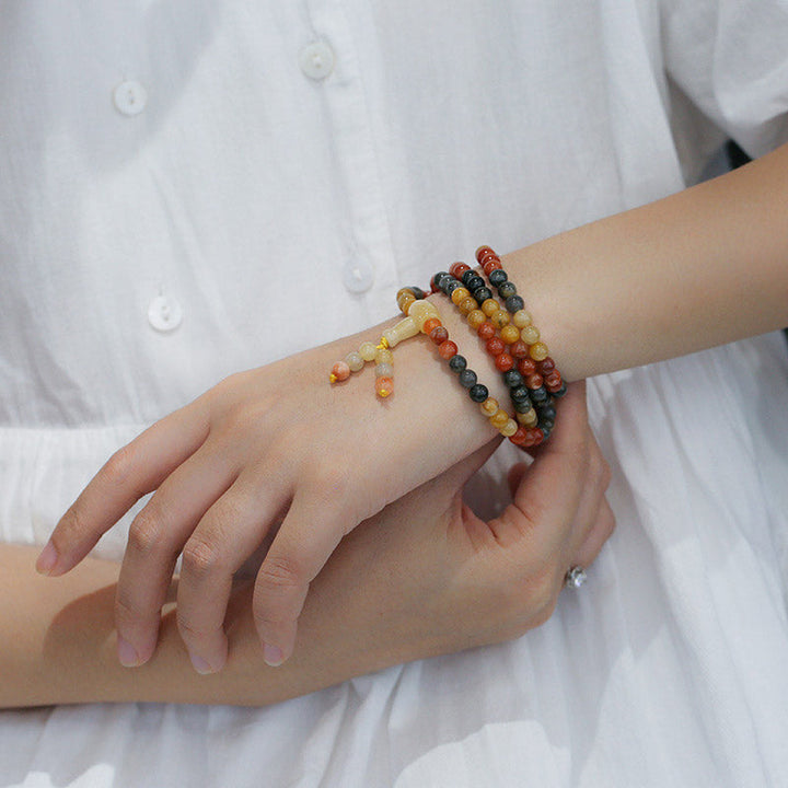 Mala 108 Perlen Roter Achat Armband mehrfach am Handgelenk getragen
