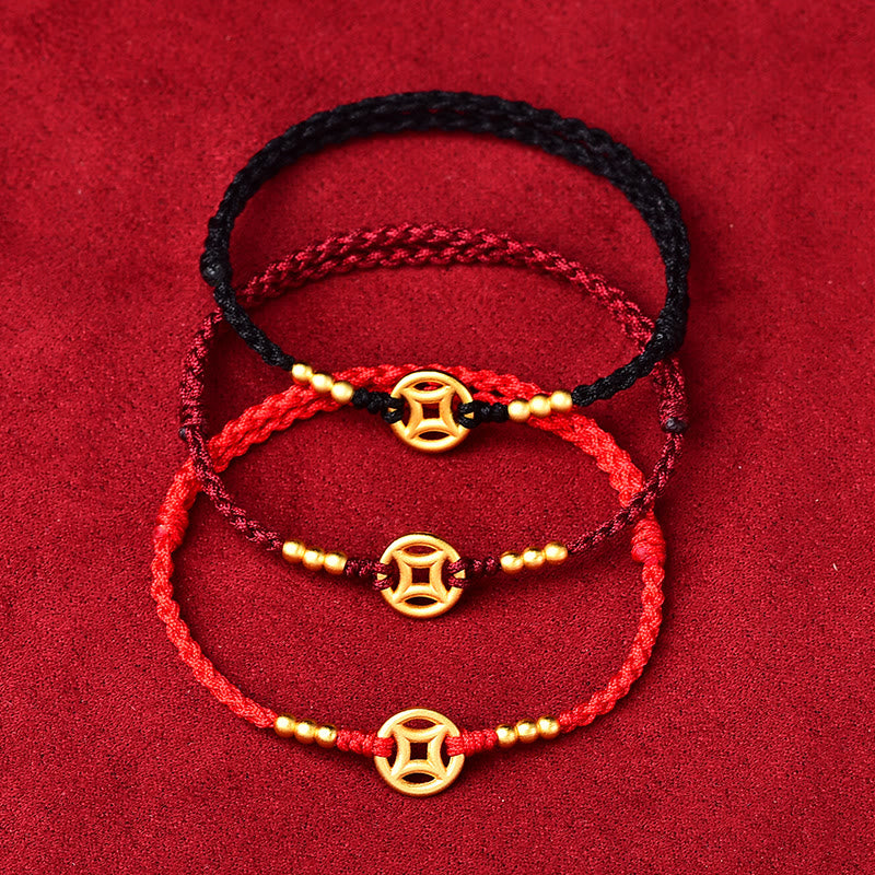 Drei rote Armbänder Kupfer Stärke goldene Perlen Flachaufnahme