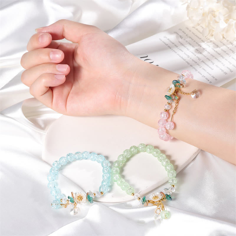 Glasperlen Armband Blume am Handgelenk eleganter Schmuck pastell