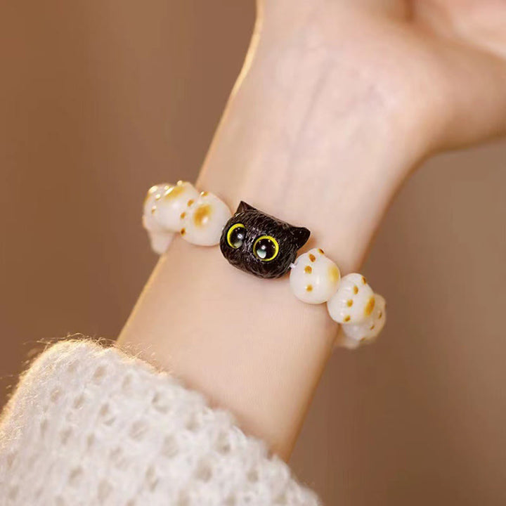Sandelholz Bodhi Katzen Armband mit gelben Augen am Handgelenk getragen
