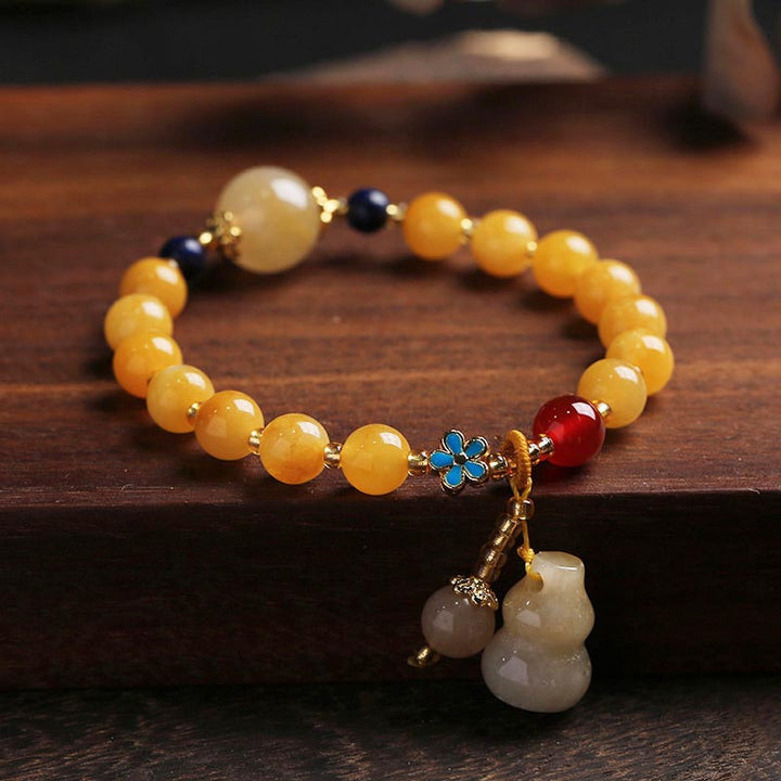 Armband Jade Gold mit gelben Perlen und Anhängern elegant.